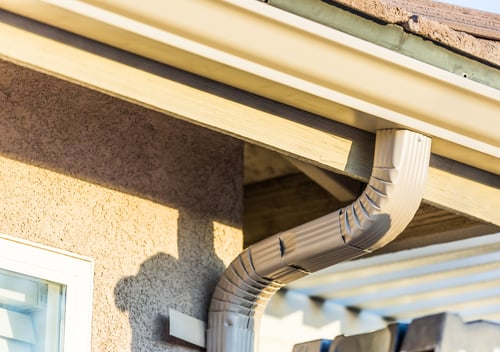 Gutter & Downspout Cleaning / Limpieza de Canaletas